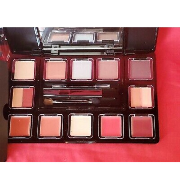 ✨Makeover Essentials✨ - Picture 3 of 4